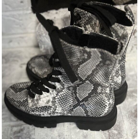 DV Dolce Vita Fume Women’s Chunky Platform Boots SZ 7.5 Snake Print Black White - Picture 3 of 10